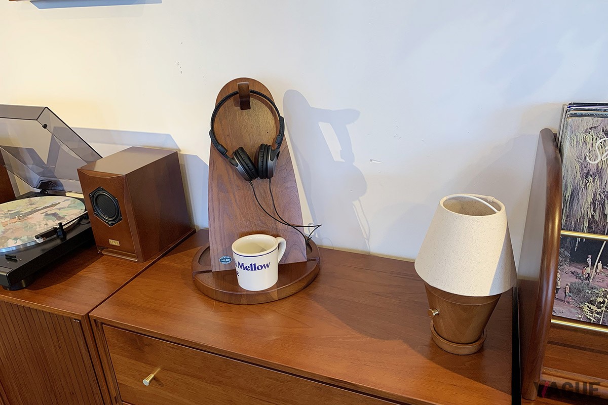 写真中央は、レコード好きの方は置き場に困ることも多いヘッドフォンとドリンクを収められるBROOKS MUSIC ORGANIZER（9,900円）。右は、充電式で持ち運び可能で、スタビライザーとしても使用可能なBROOKS TABLE LAMP（29,700円）