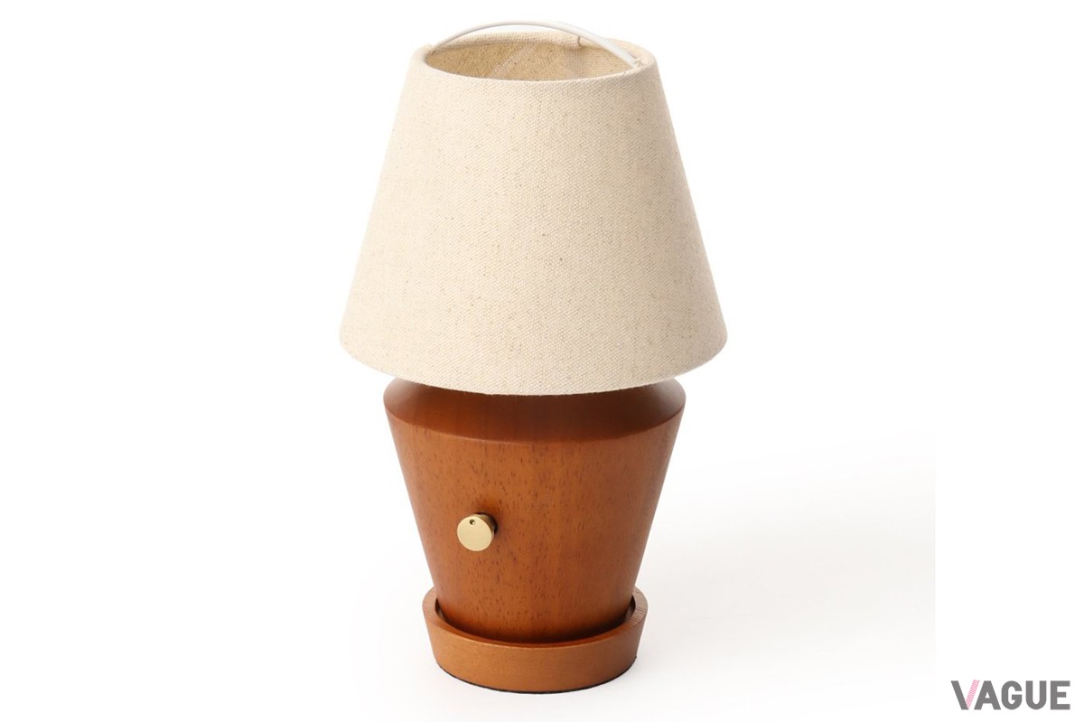 ・BROOKS TABLE LAMP（Portable）／価格 29,700円   充電式で持ち運び可能。付属のトレーはLPのセンタースピンドルにはまりランプをスタビラ イザーとしても使用可能。