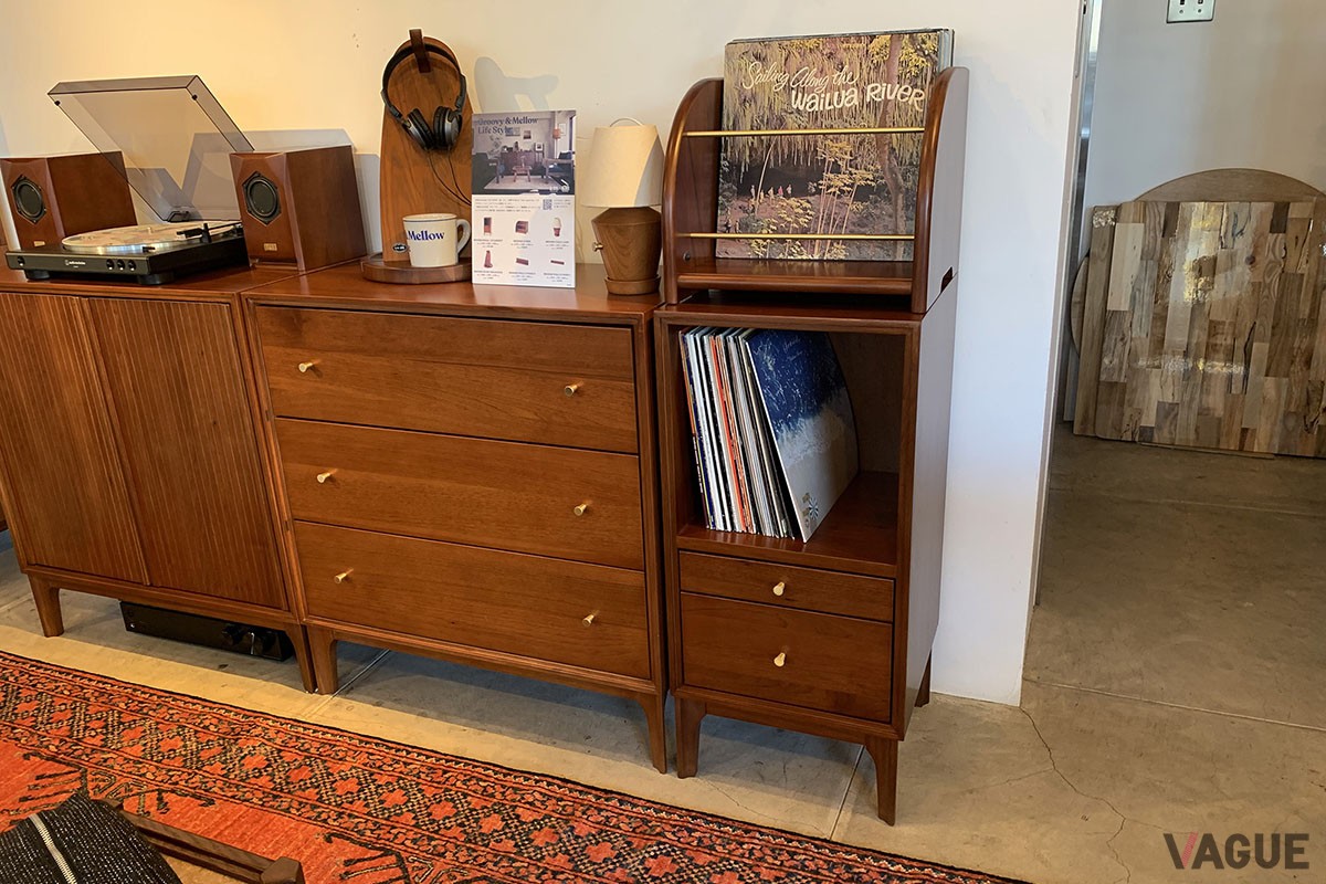 写真右側の上がBROOKS LP BOX（19,800円）、下が人気のBROOKS SMALL LP CABINET（59,400円）