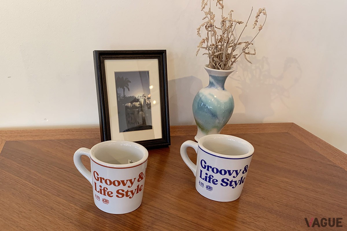 MUG CUP／価格 2,750円  赤色と青色の2色で用意。ピースフルな雰囲気。