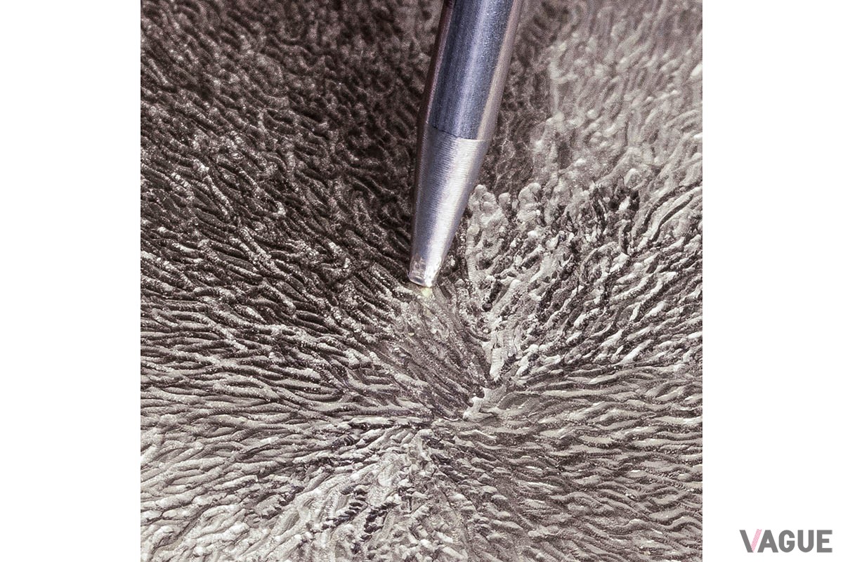 ダイヤルには18Kホワイトゴールドを贅沢に使用。手作業で一面に施した精巧なハンマートーンに熟練のクラフツマンシップが光る