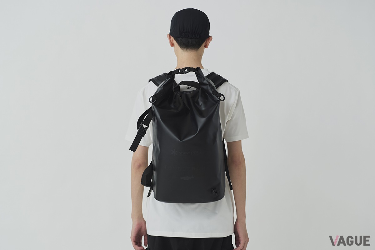 アクティブなシーンで両手をフリーにし、荷物を水滴から守るガイドドライパック（「TONED TROUT GUIDE DRY PACK 30L」）