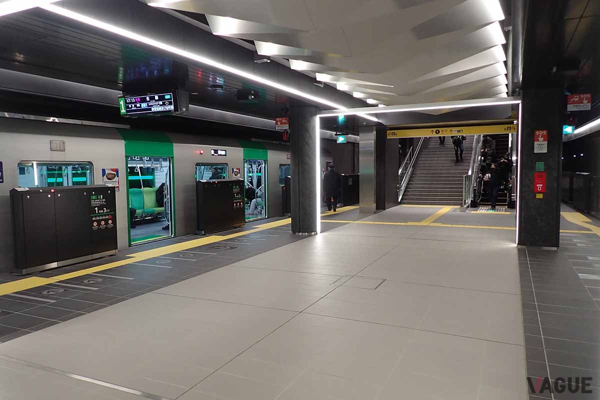夢洲駅のプラットホームは1面2線ながら、幅広く作られている。