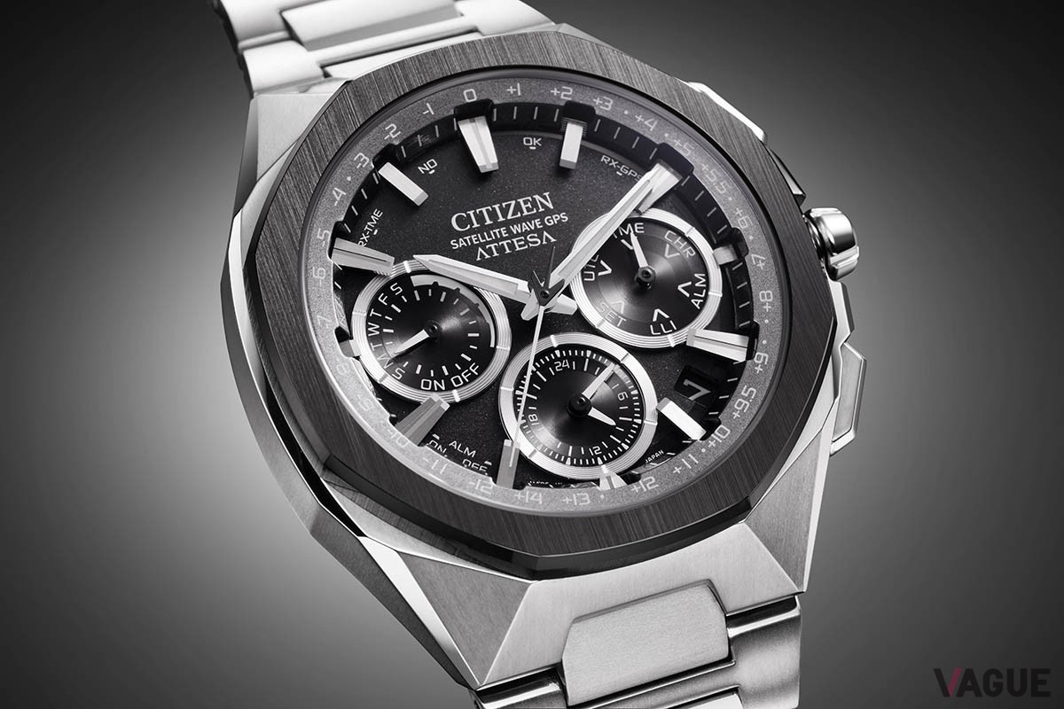 ダイヤル表面のザラッとした質感もポイント。チタンの原石の雰囲気を表現している