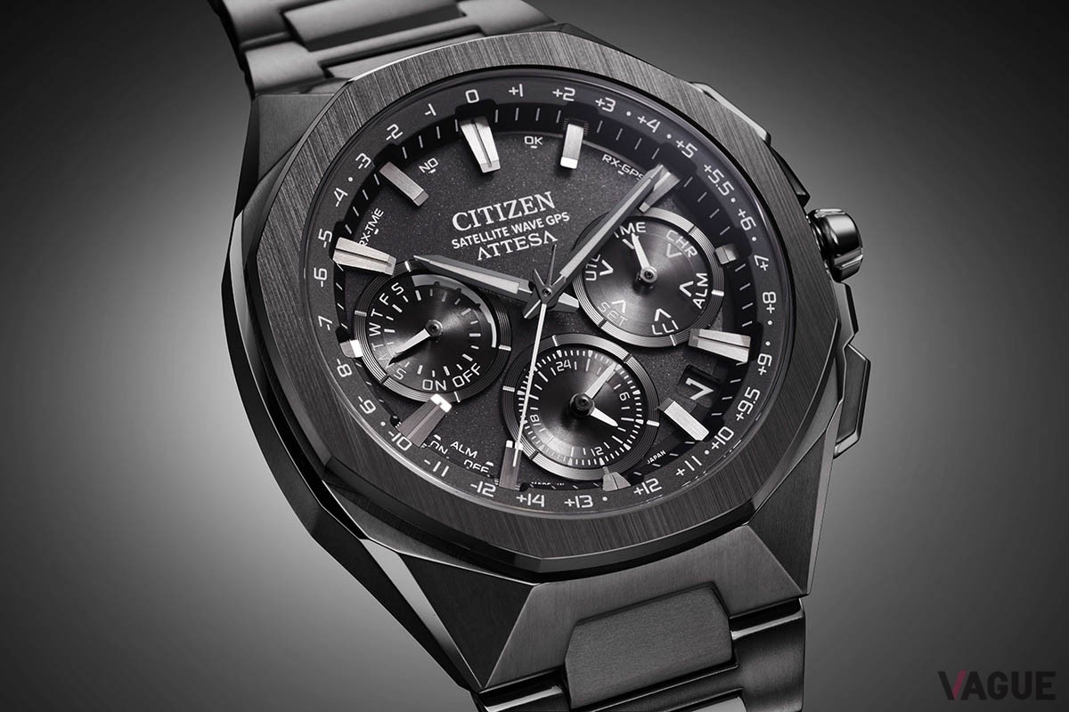 ダイヤル表面のザラッとした質感もポイント。チタンの原石の雰囲気を表現している