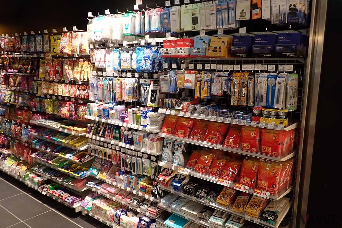 駅内で唯一営業しているコンビニの店頭には、工事関係者のニーズに応えるためか、文具類が多く置かれていた。