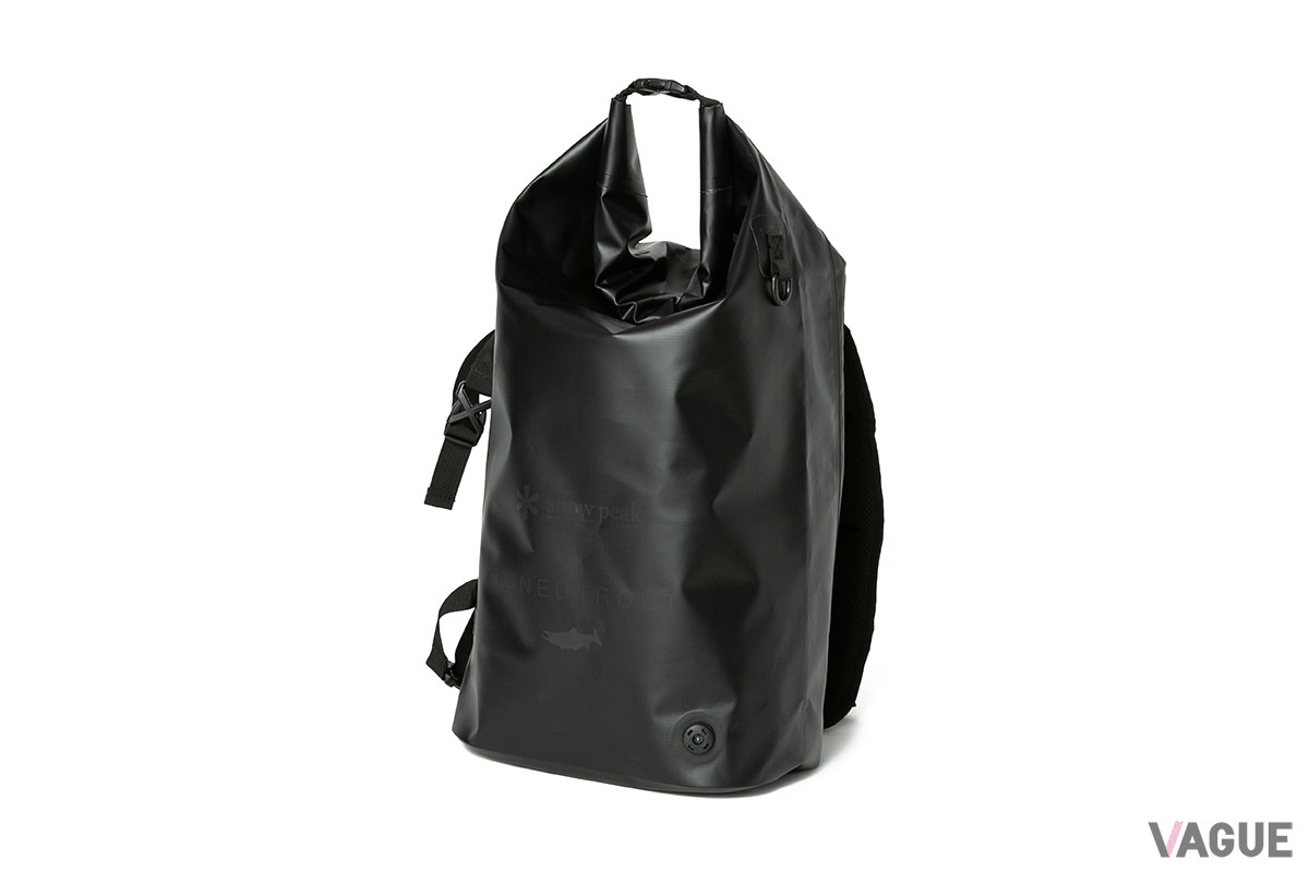 アクティブなシーンで両手をフリーにし、荷物を水滴から守るガイドドライパック（「TONED TROUT GUIDE DRY PACK 30L」）