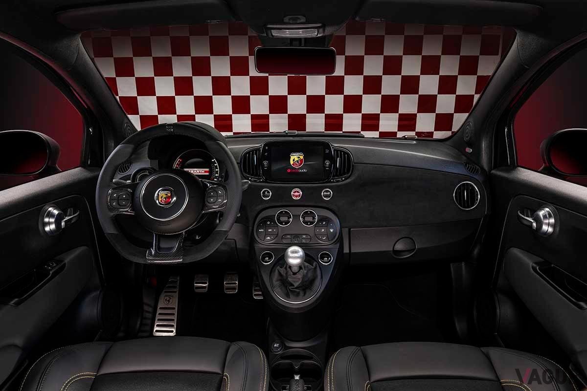 限定車「アバルト695 75°アニヴェルサーリオ」のインテリア