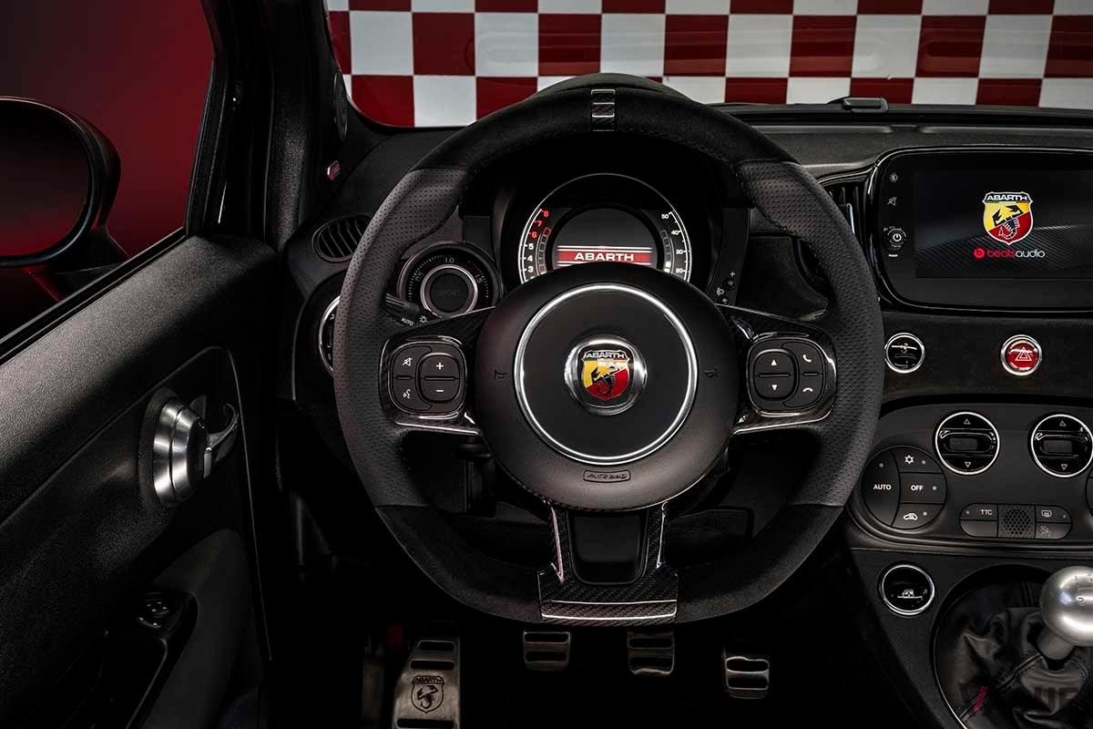 限定車「アバルト695 75°アニヴェルサーリオ」のインテリア