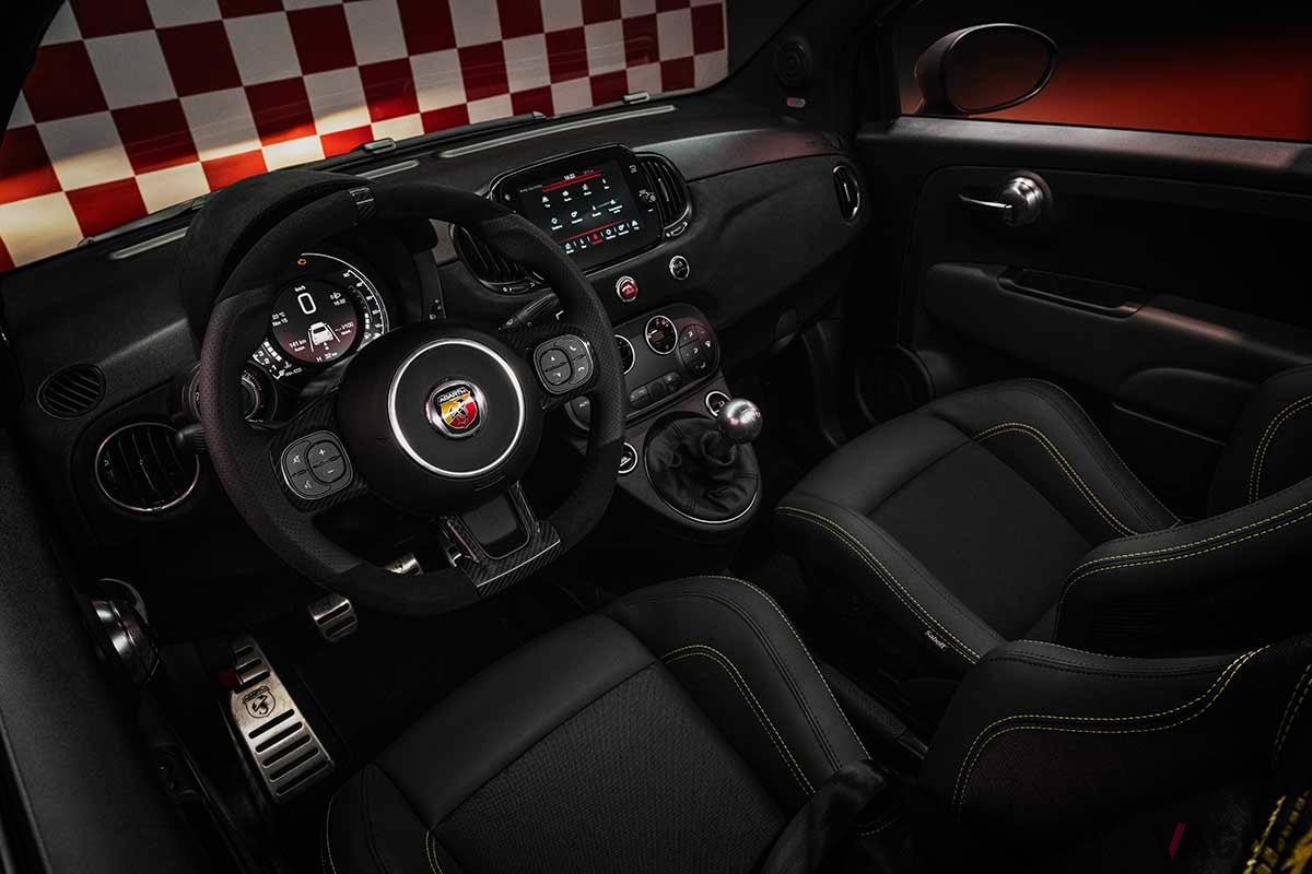 限定車「アバルト695 75°アニヴェルサーリオ」のインテリア