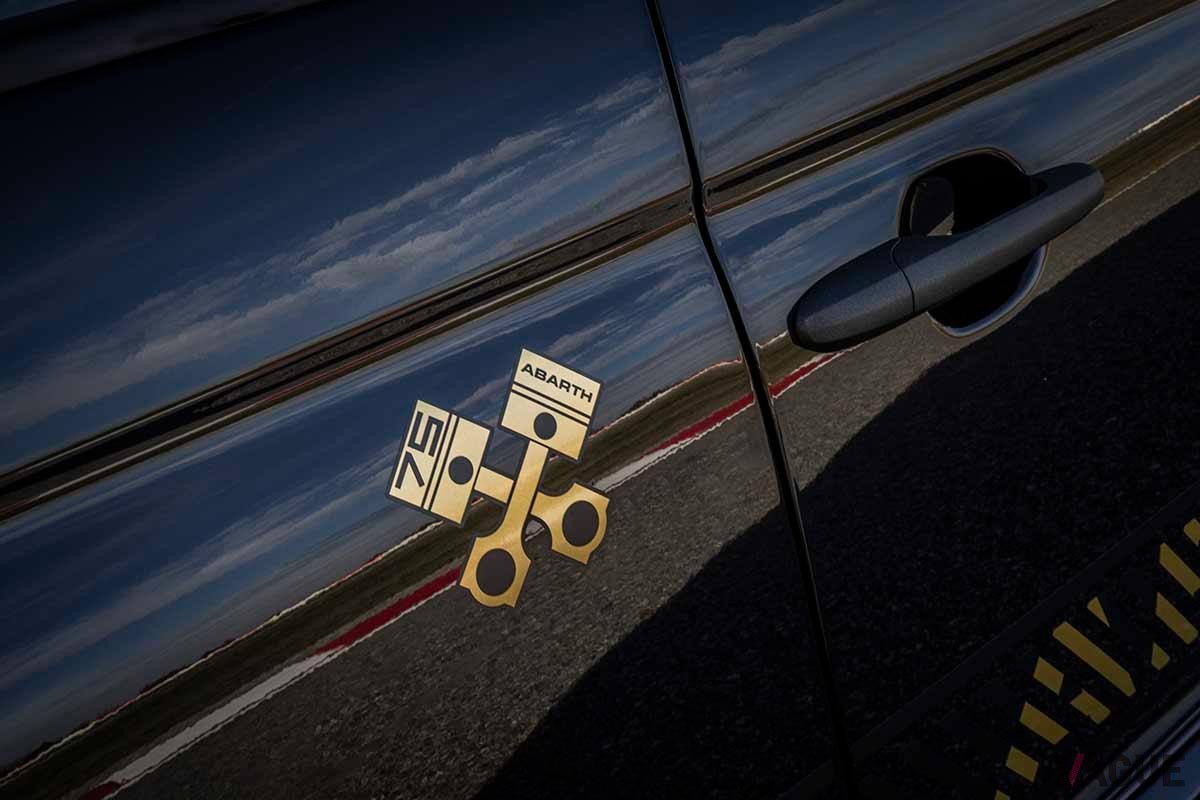 限定車「アバルト695 75°アニヴェルサーリオ」