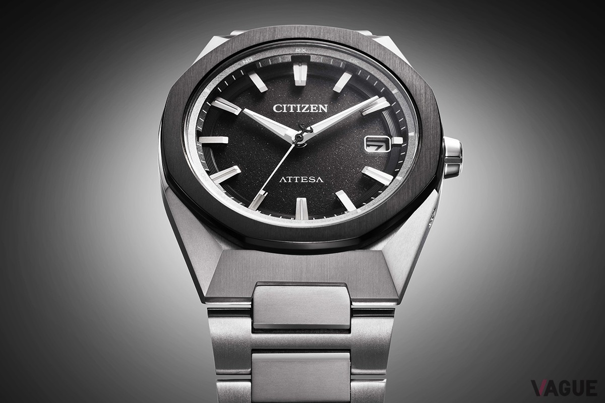 こちらも同様にダイヤル表面をザラッとした質感により演出している