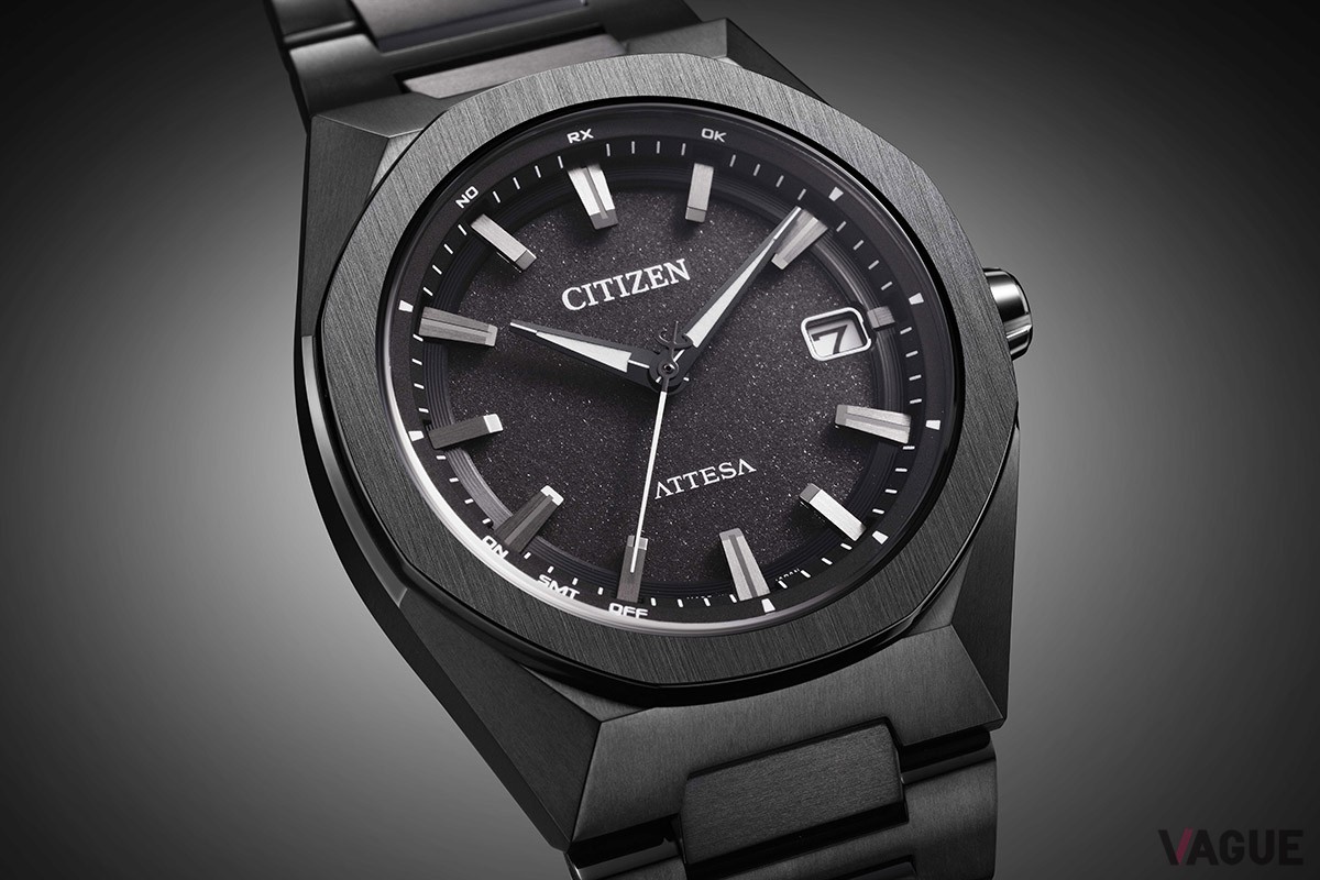 こちらも同様にダイヤル表面をザラッとした質感により演出している