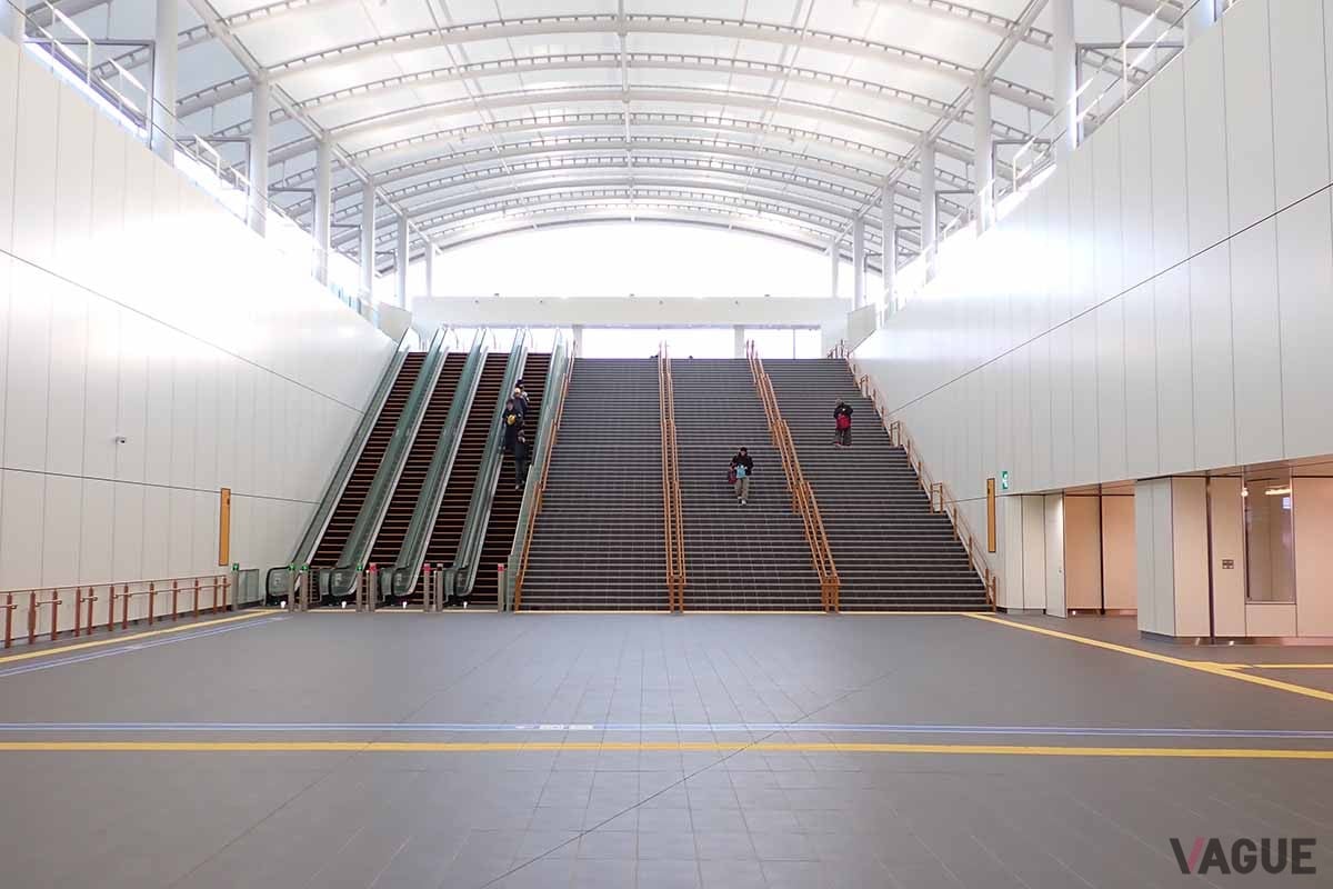 2025年1月に新たに開業した大阪メトロ中央線「夢洲駅」コンコースから地上へと出る大階段。とにかく大きい