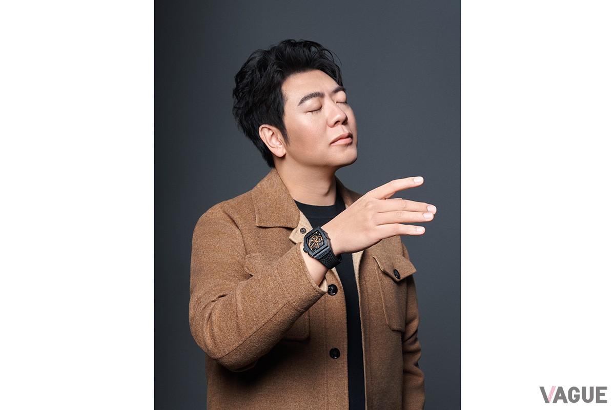 「イヤー オブ スネーク」を身につけるウブロのブランドアンバサダー、世界的ピアニストのラン・ラン氏