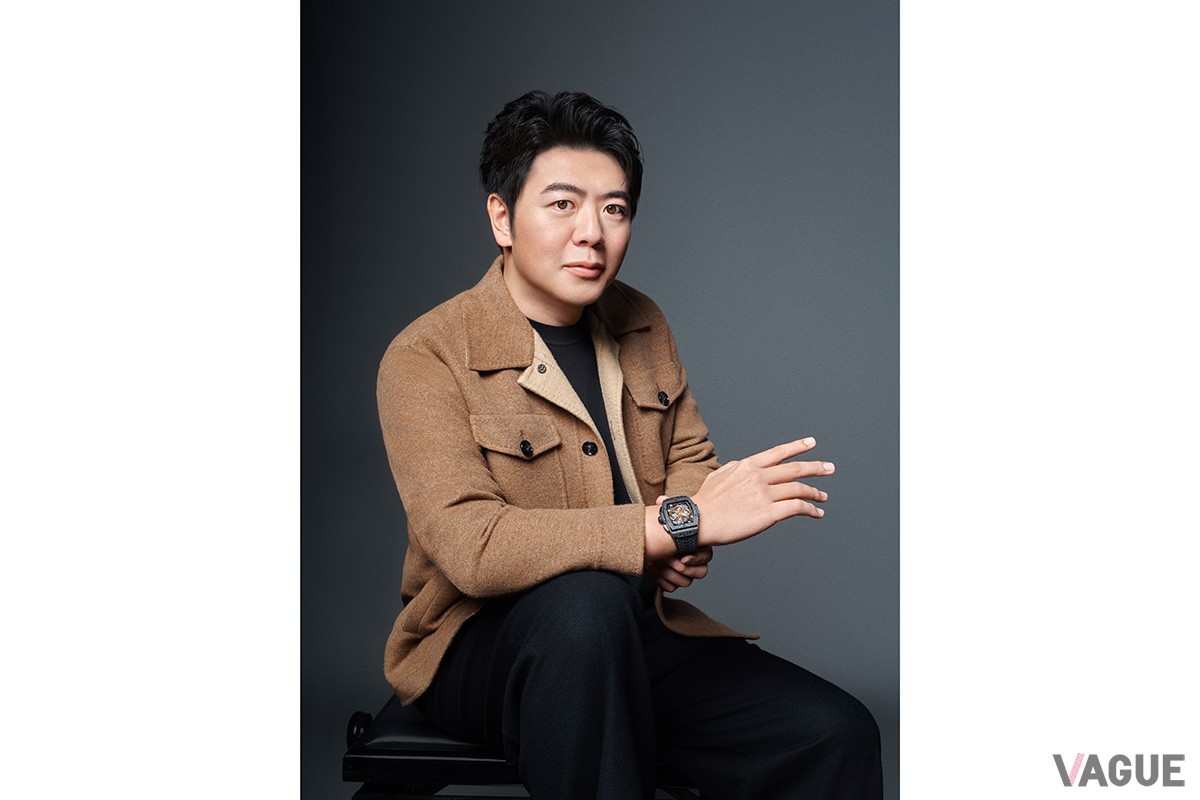 「イヤー オブ スネーク」を身につけるウブロのブランドアンバサダー、世界的ピアニストのラン・ラン氏