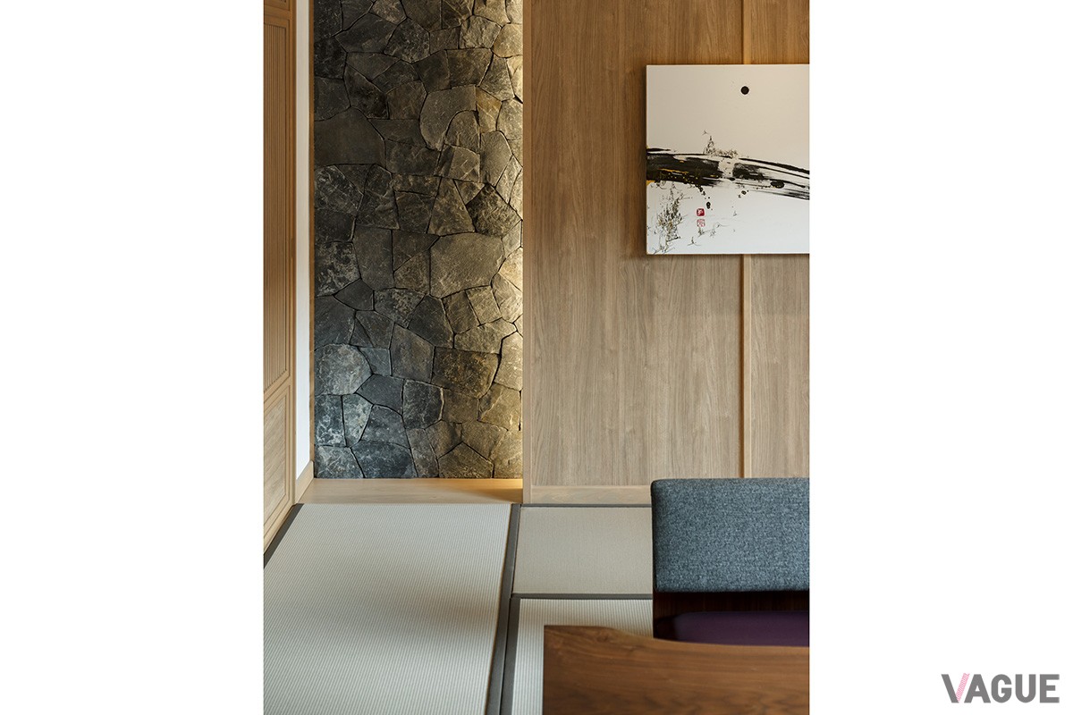 飛騨地域で採石された"飛騨石"を積み上げた石垣モチーフ