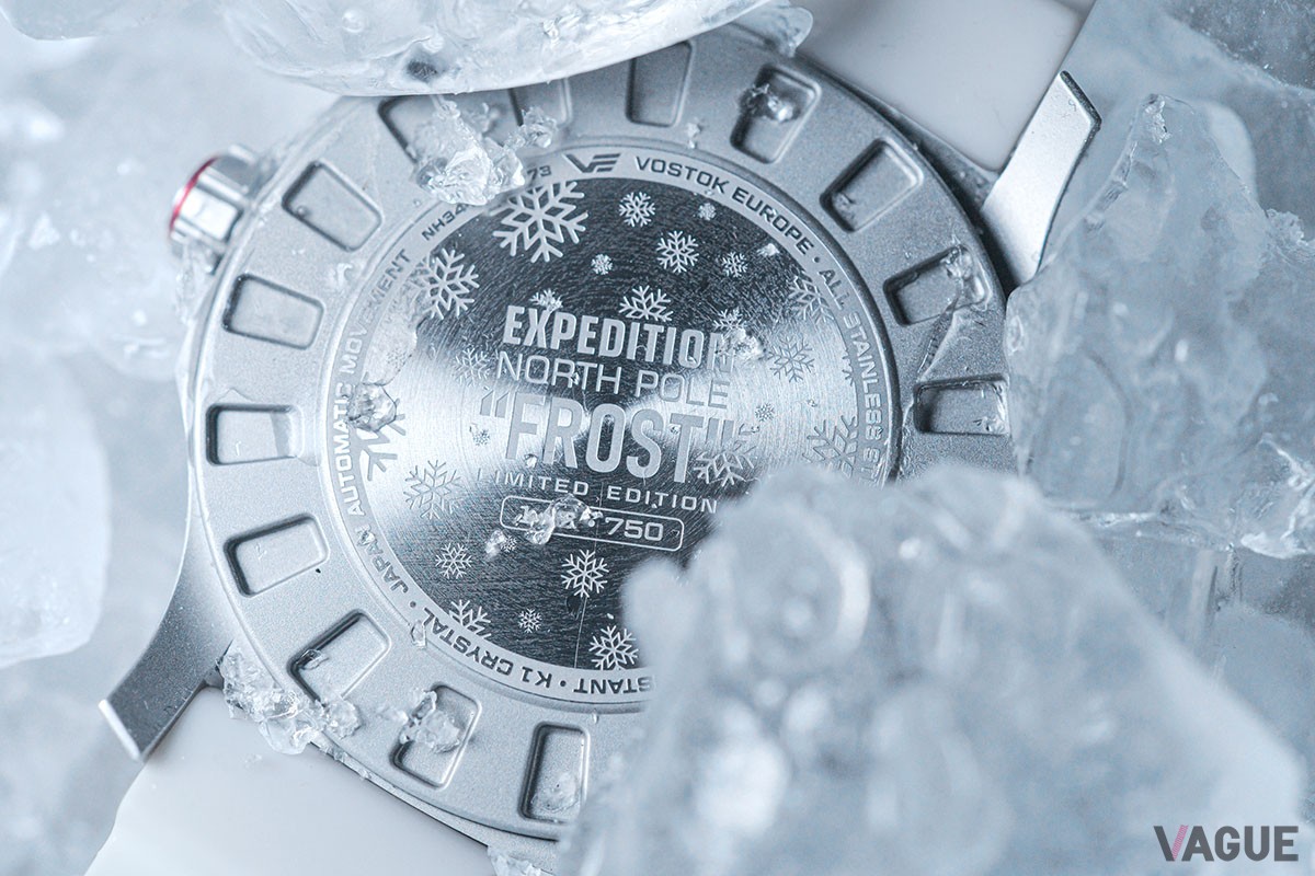 裏蓋にも雪の結晶をデザイン。限定数は750本