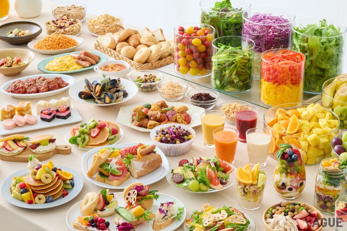 フルーツや野菜たっぷりの朝食ビュッフェ