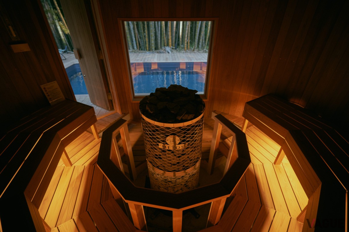 コミュニケーションがとれるよう円形に設計されたサウナ室