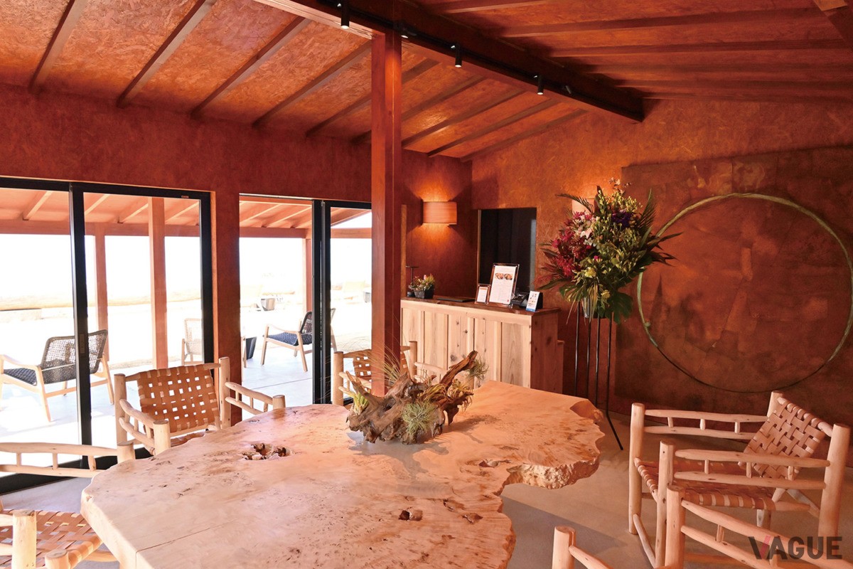 受付やシャワー室を備えたレストハウス内