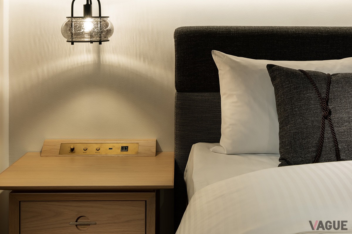 客室のムードを演出する上で欠かせない照明器具も特注品