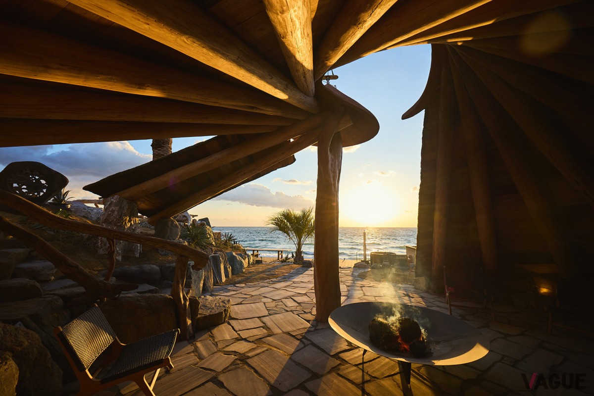 サウニストたちの集いサロンとしても楽しめるオーシャンビューのファイヤープレイス