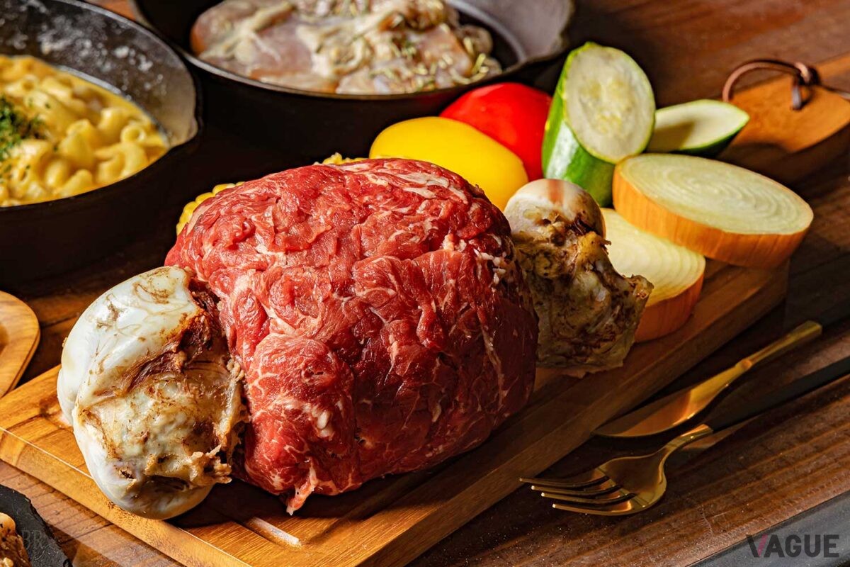 漫画のような豪快なマンモス肉