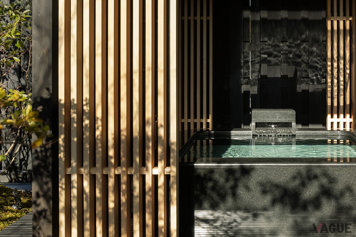 テラスに設置された東屋内の露天風呂は全天候対応型