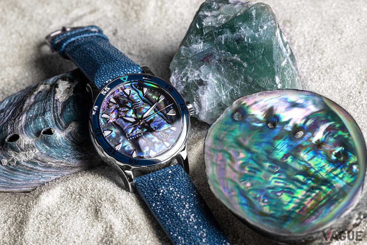 出色の鮑貝ダイヤルモデル「Abalone（アバロン）」。自然の造形が生み出す不可思議な光沢が水の精霊のイメージにぴったり