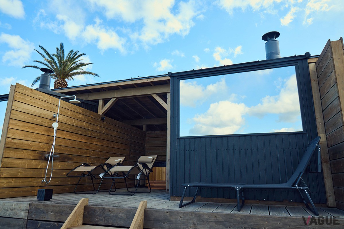 キャビンの窓は外から見えないマジックミラー仕様