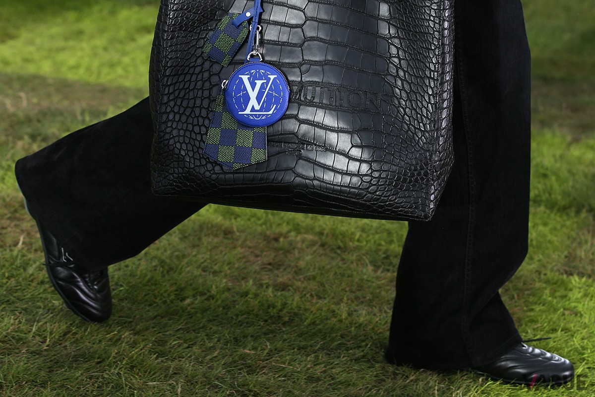 LV フットプリント サッカー スニーカー