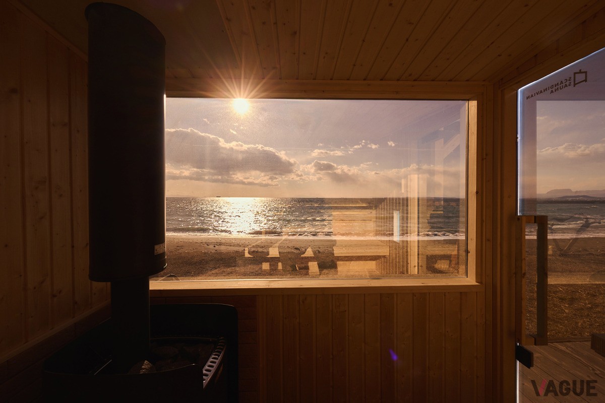 サウナ内からも海の景色を楽しめる
