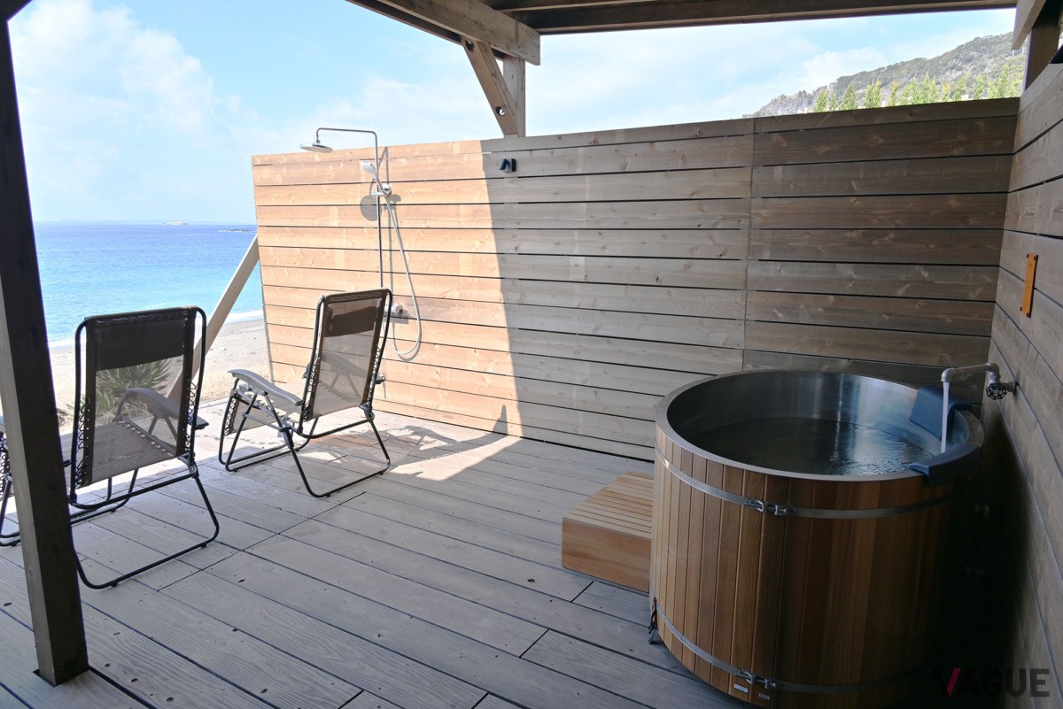 シャワーのある外気浴スペースに設置された天然水の水風呂