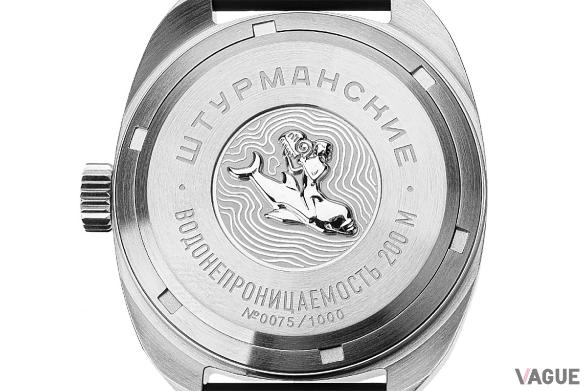 裏蓋にはイルカに乗った人物のレリーフ（おそらくは古代ギリシャのモチーフ）が刻まれる