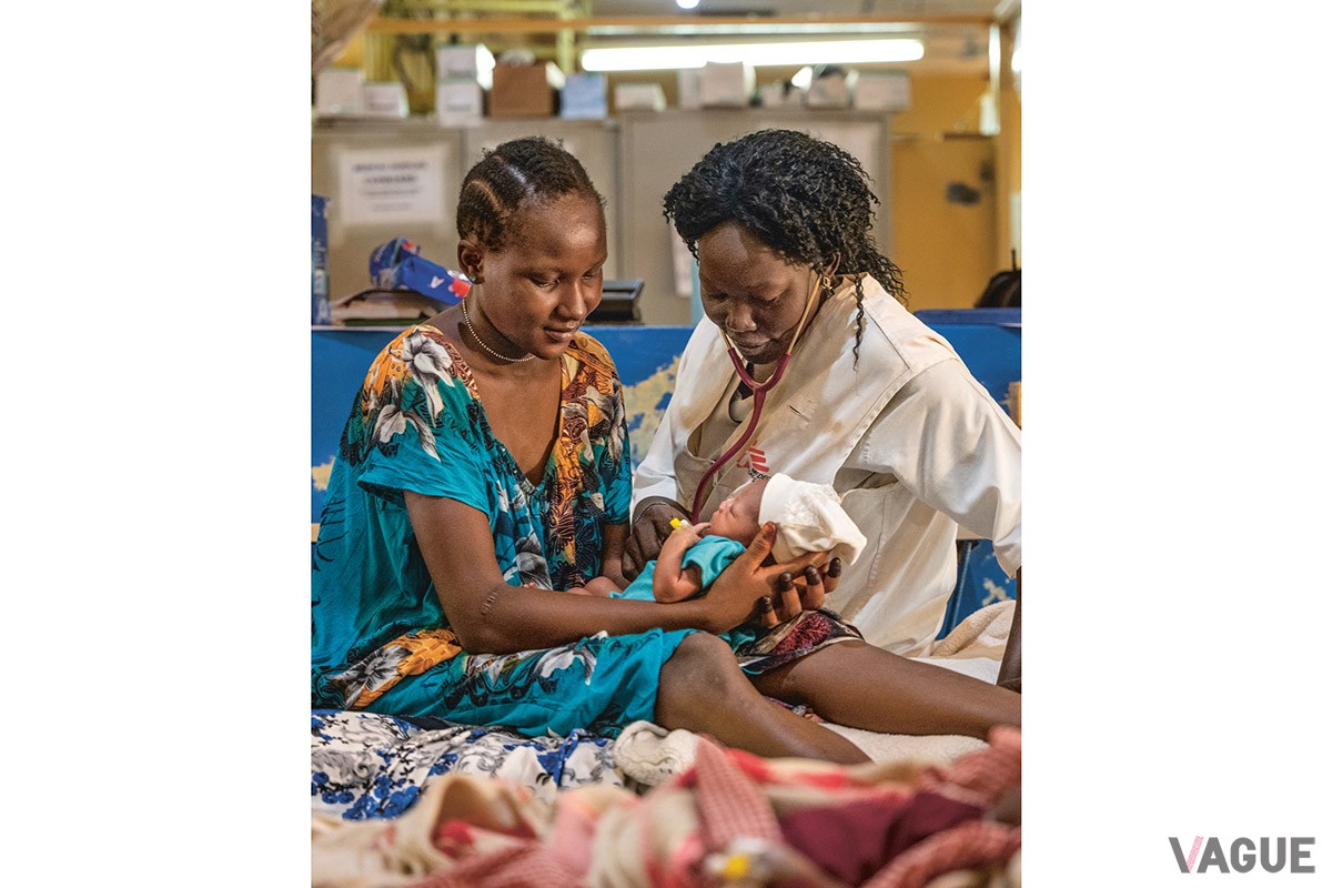 MSF2日前に生まれたばかりのAmel Ahoi Garangを診察しているRegina Abuk Thor看護師。国境なき医師団は、南スーダンのバハル・アル・ガザール地方北部のアウェイル州立病院の産科病棟を運営している。│© Oliver Barth／MSF