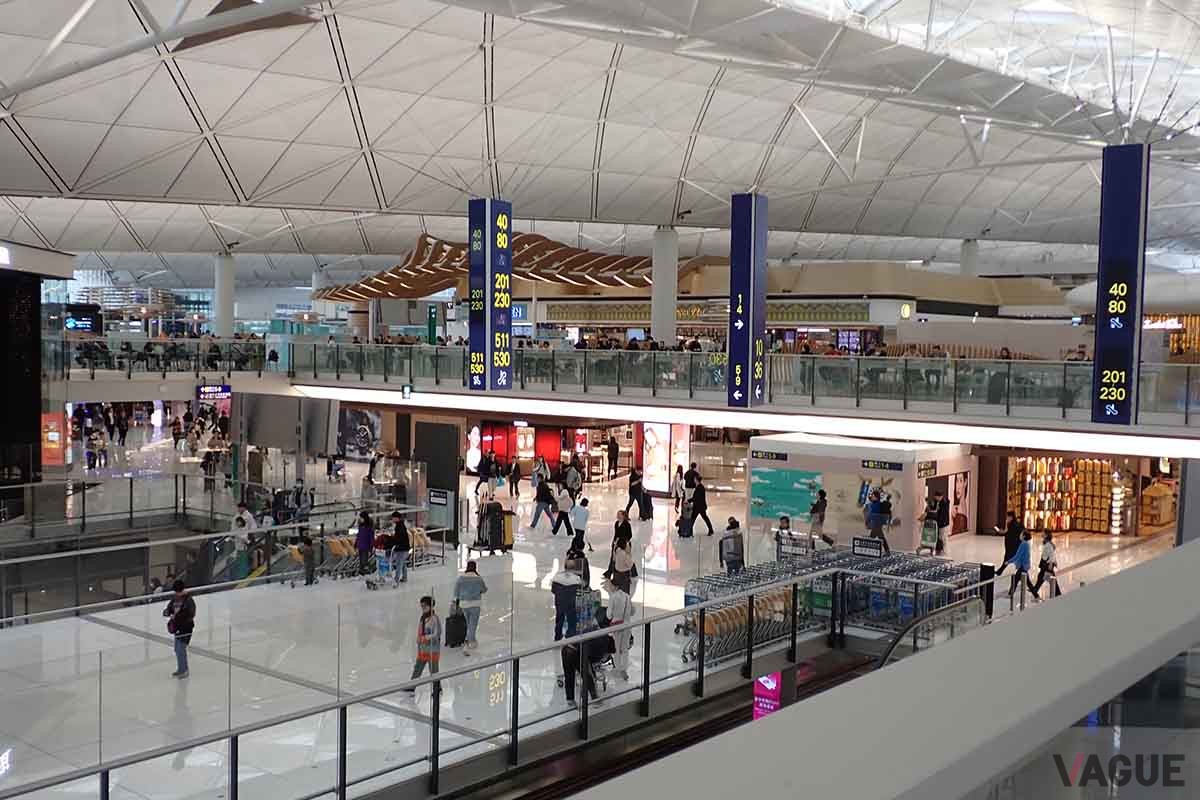 香港国際空港のターミナル内。土産物店、飲食店などが6Fと7Fに配置されている