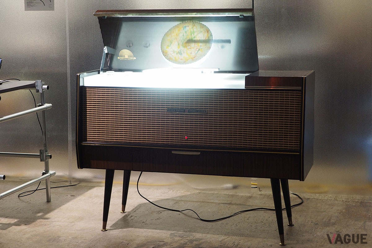 紙の円盤に描かれた絵を読み取って音に変える「リミックス」