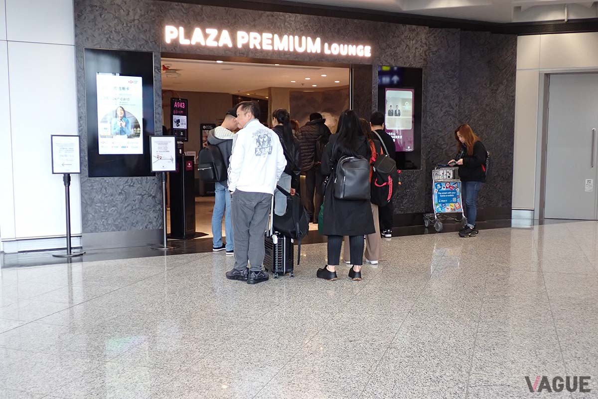 出国審査場からもっとも近いプラザプレミアムラウンジはいつも混雑していておすすめできない