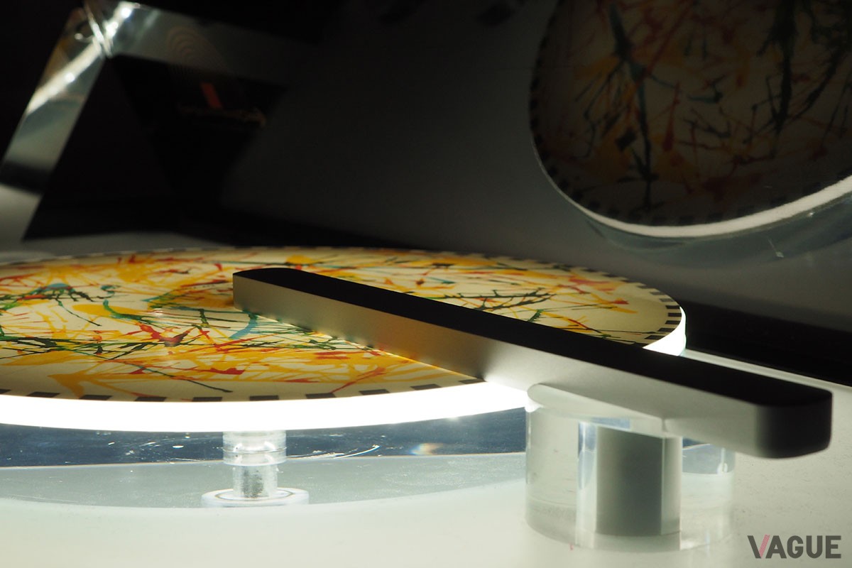 アームの先にカラーセンサーを内蔵。描かれた絵の色を読み取って音楽に変換する