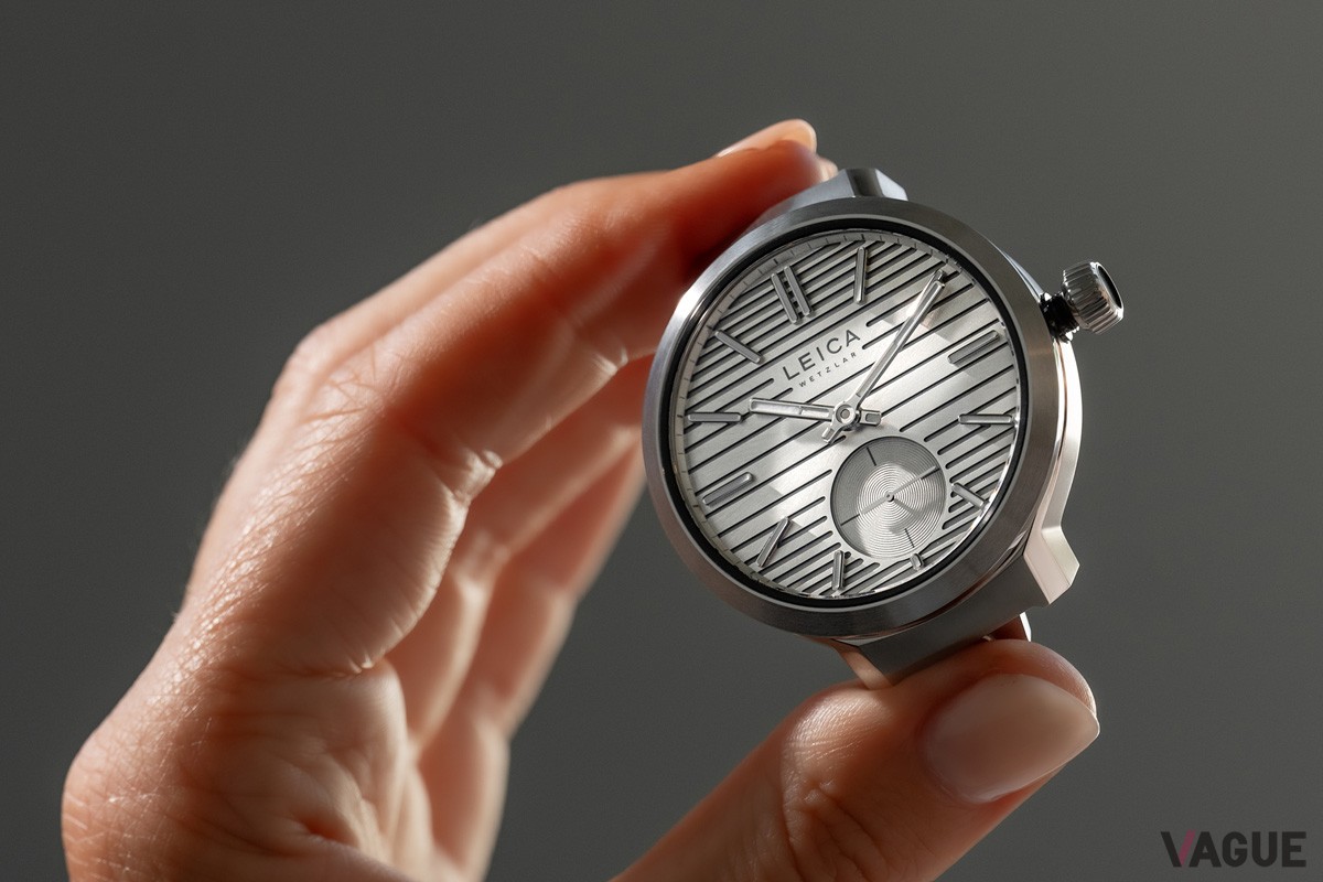 ダイヤルから生み出される光と影の絶妙なコントラストは、見る角度によって違う表情を楽しむことができる