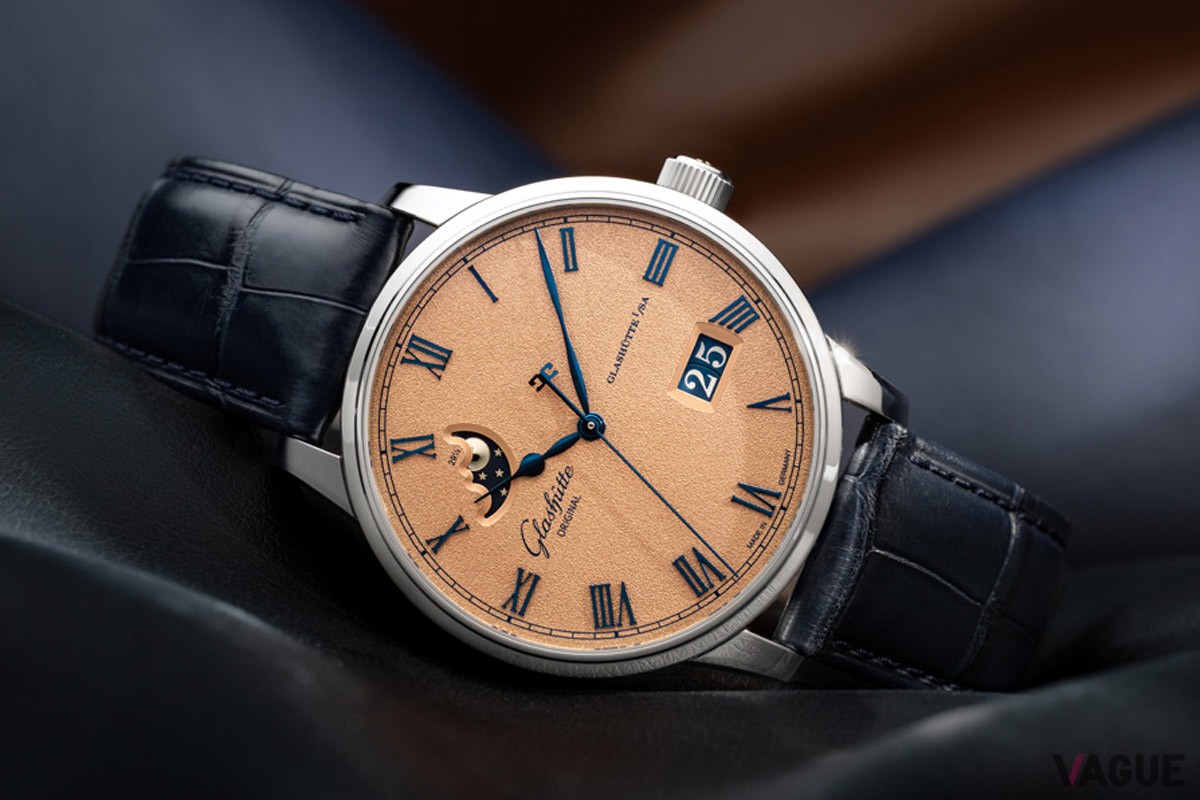 きめ細かい仕上げのダイヤルが印象的フロステッドカッパーモデル