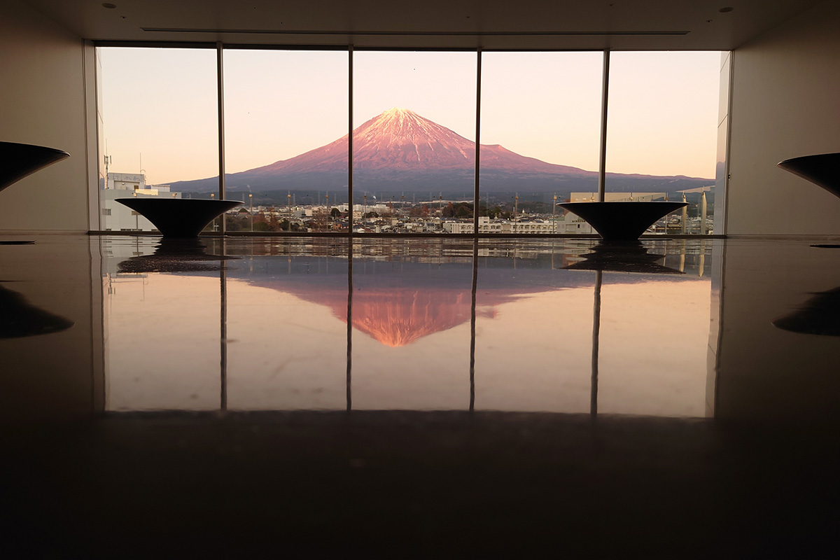 最上階の展望ホールからは、大きなピクチャーウインドウの先に刻々と表情を変える富士山の雄大な姿を鑑賞できる