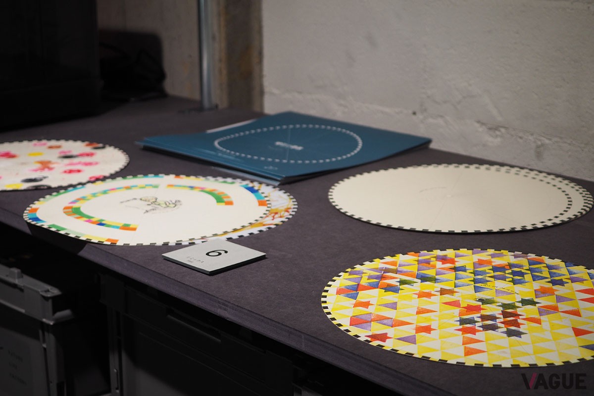 思うままに絵を描くだけで音楽になる。ちなみにアルゴリズムに則って色を塗ると、既存曲を奏でることもできる