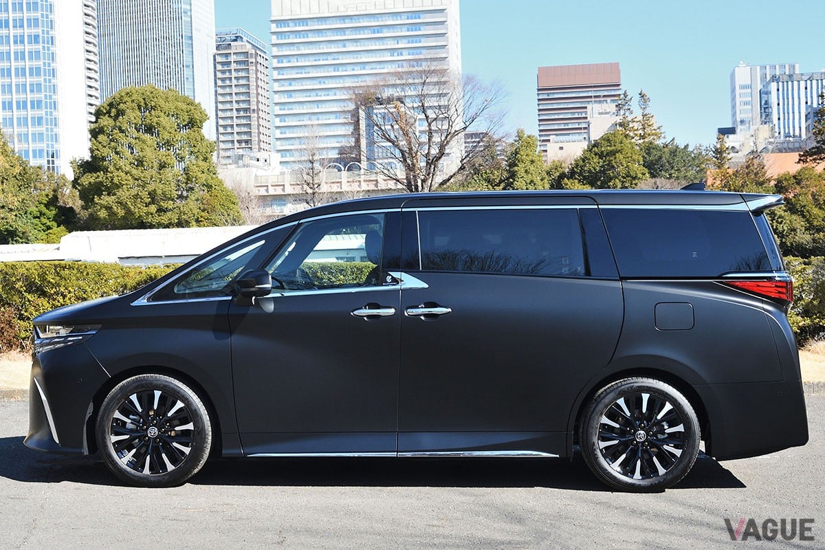 トヨタ「アルファード スペーシャスラウンジ」