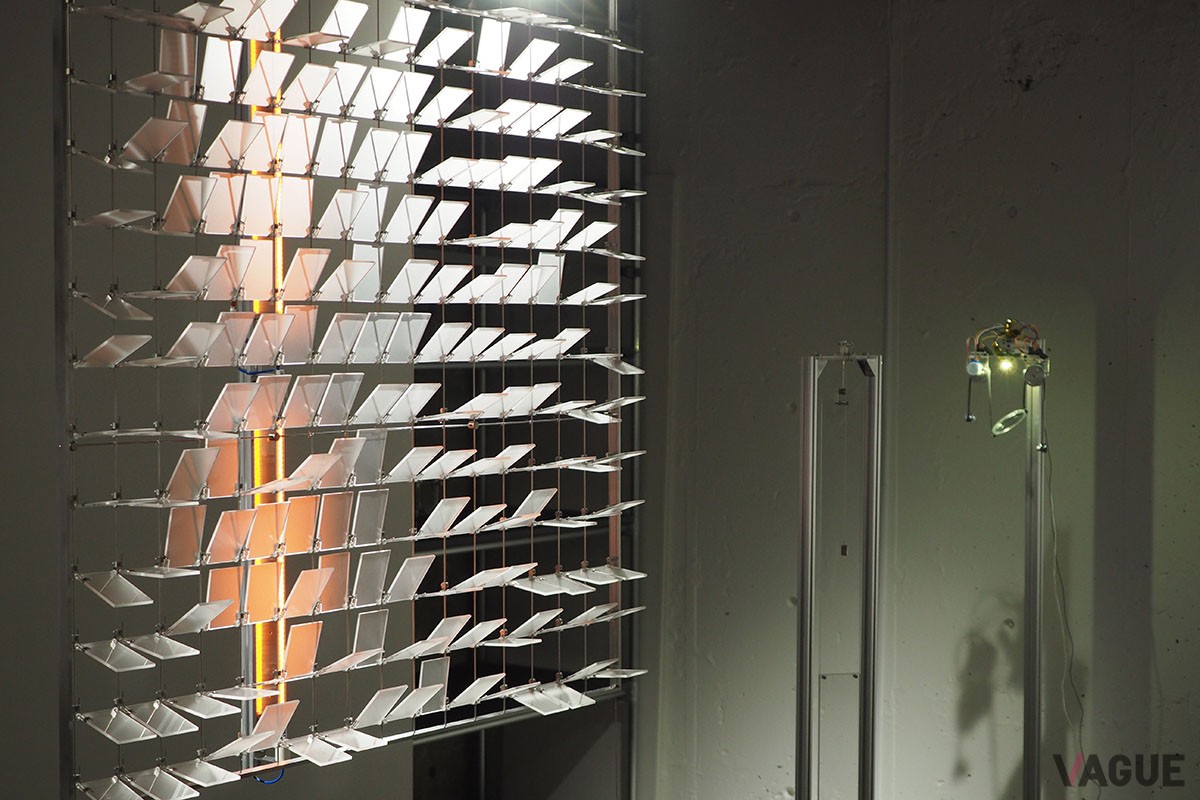 無数のパネルがゆっくりと、ランダムに閉じたり開いたりしている雰囲気が心地よい「Ununiformity」