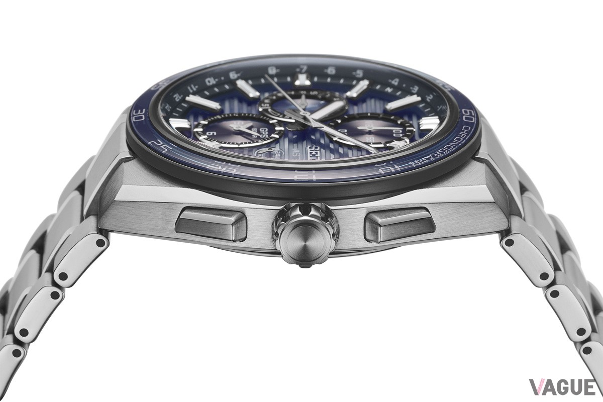 腕なじみのよい低重心のチタンケースは快適な装着性を実現