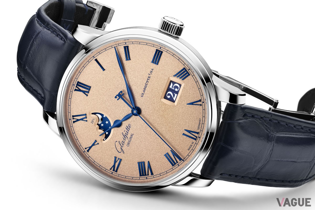 手作業で仕上げられたローマインデックスは、ブルーでコーティングされたソリッドゴールド製