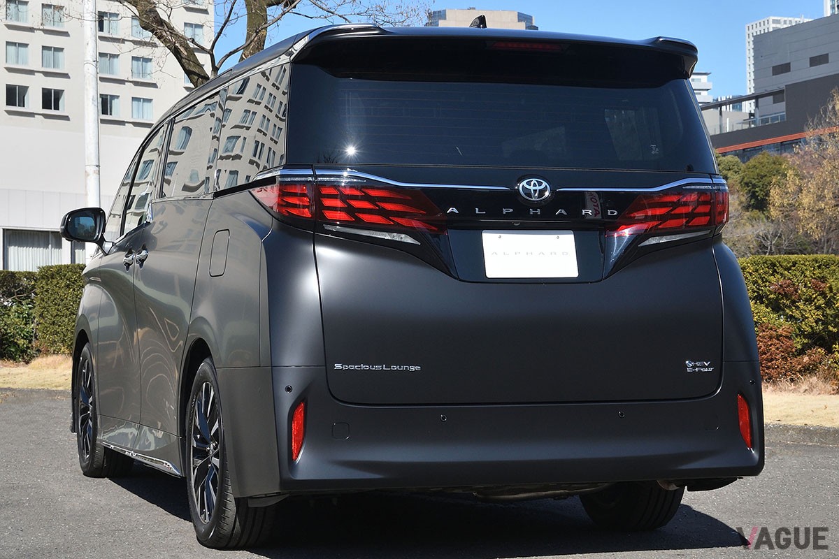 トヨタ「アルファード スペーシャスラウンジ」
