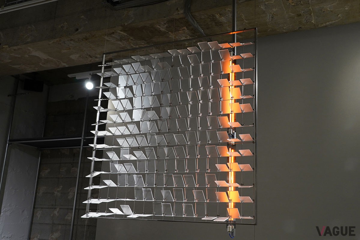 無数のパネルがゆっくりと、ランダムに閉じたり開いたりしている雰囲気が心地よい「Ununiformity」